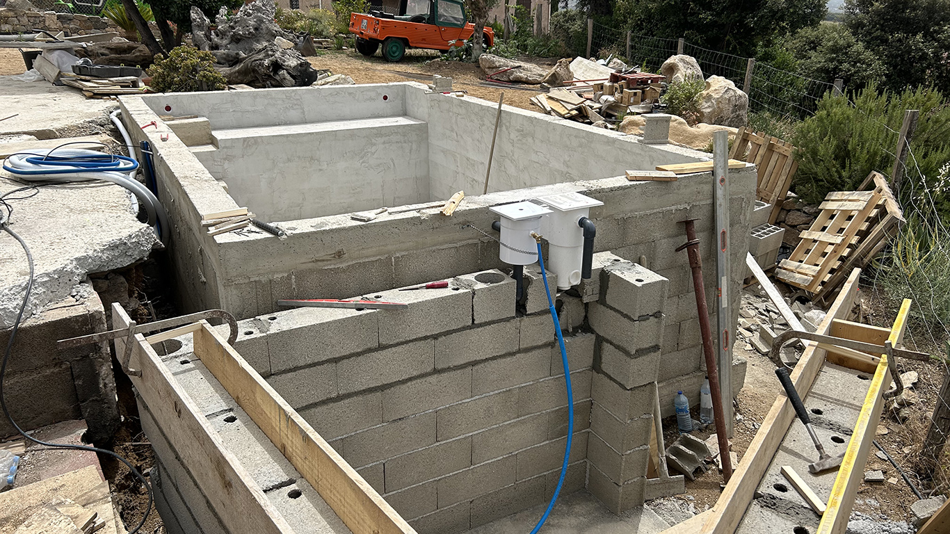 Pose des margelles en pierre naturelle sur la piscine